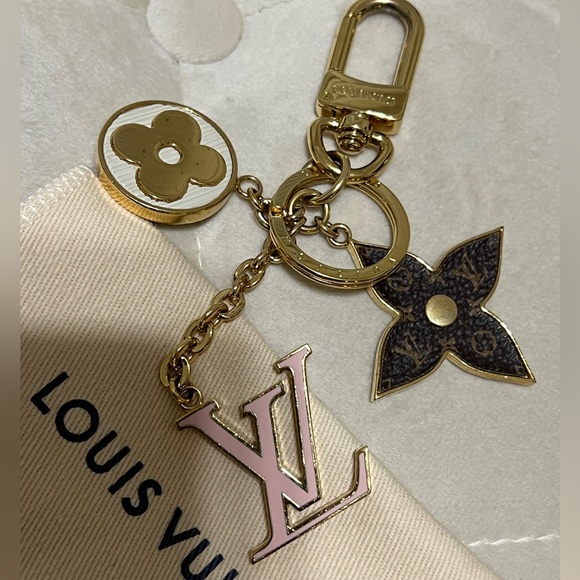 Gold metal Louis Vuitton LV  Bag Charm & Key Holder - Picture 10 of 13